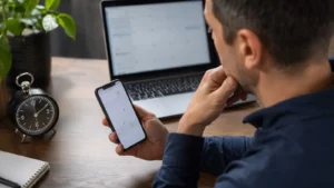 Pessoa preocupada conferindo um compromisso no celular sem ter recebido o alerta.