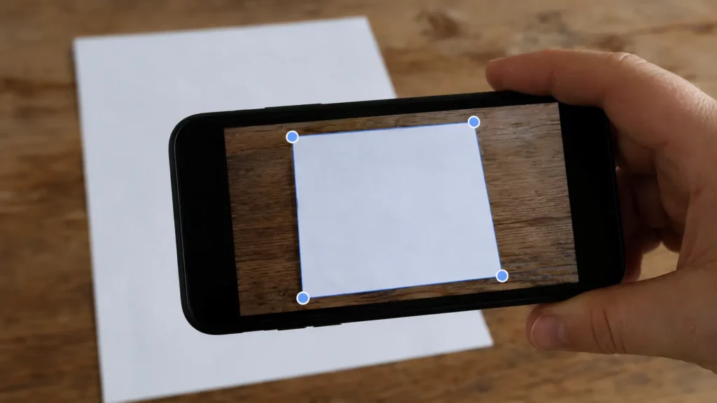 Como digitalizar documentos pelo celular. Cantos do recorte são ajustados às bordas do documento no celular.