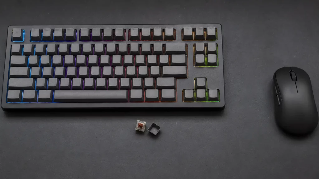 Teclado mecânico TKL mantém navegação e libera espaço para o mouse.