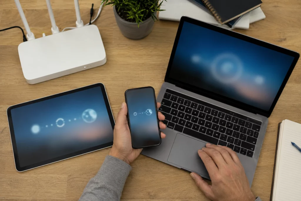Celular, notebook e tablet sendo comparados na mesma rede Wi-Fi.