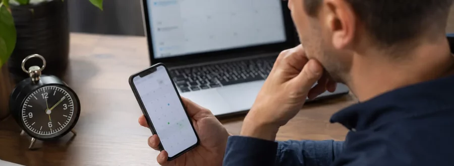 Pessoa preocupada conferindo um compromisso no celular sem ter recebido o alerta.