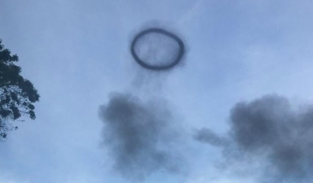Circulo preto no céu