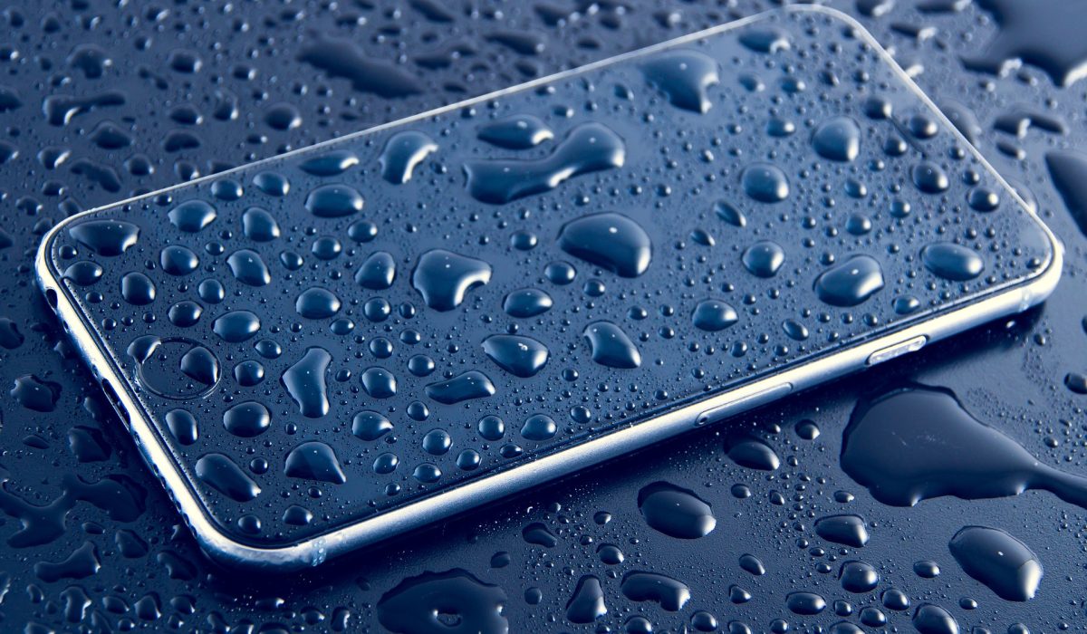 Seu celular caiu na água. O que fazer?